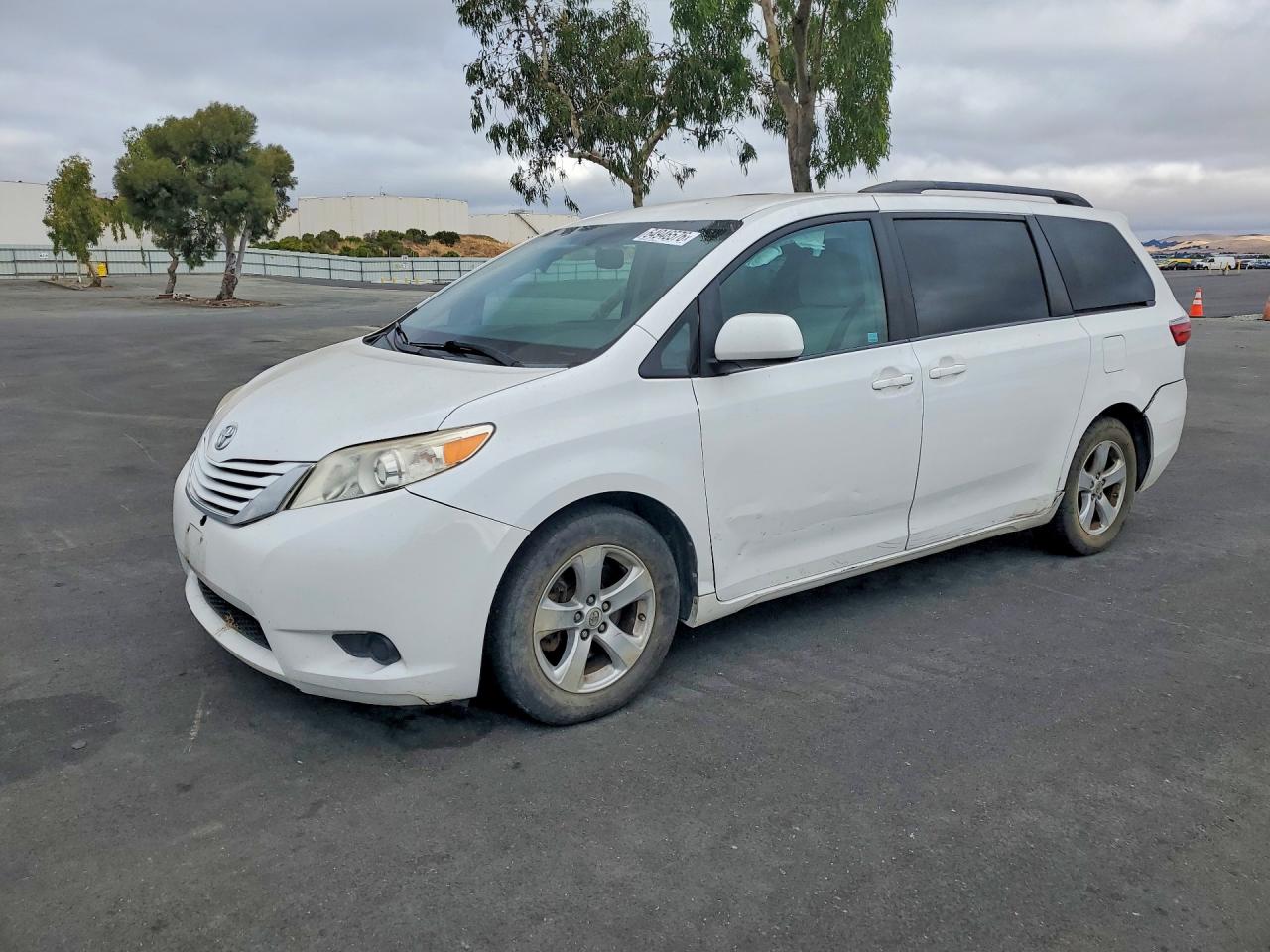 2015 TOYOTA SIENNA LE