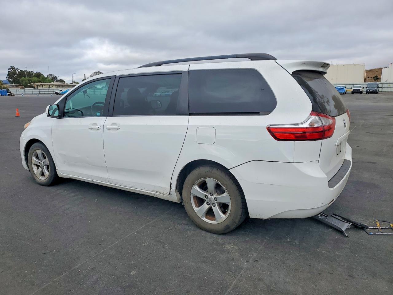 2015 TOYOTA SIENNA LE — снимка 2