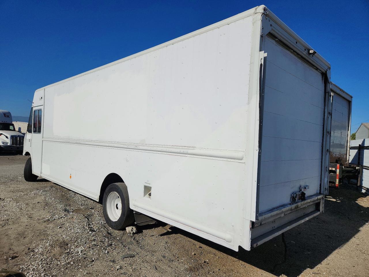 2016 FORD F59 — снимка 2