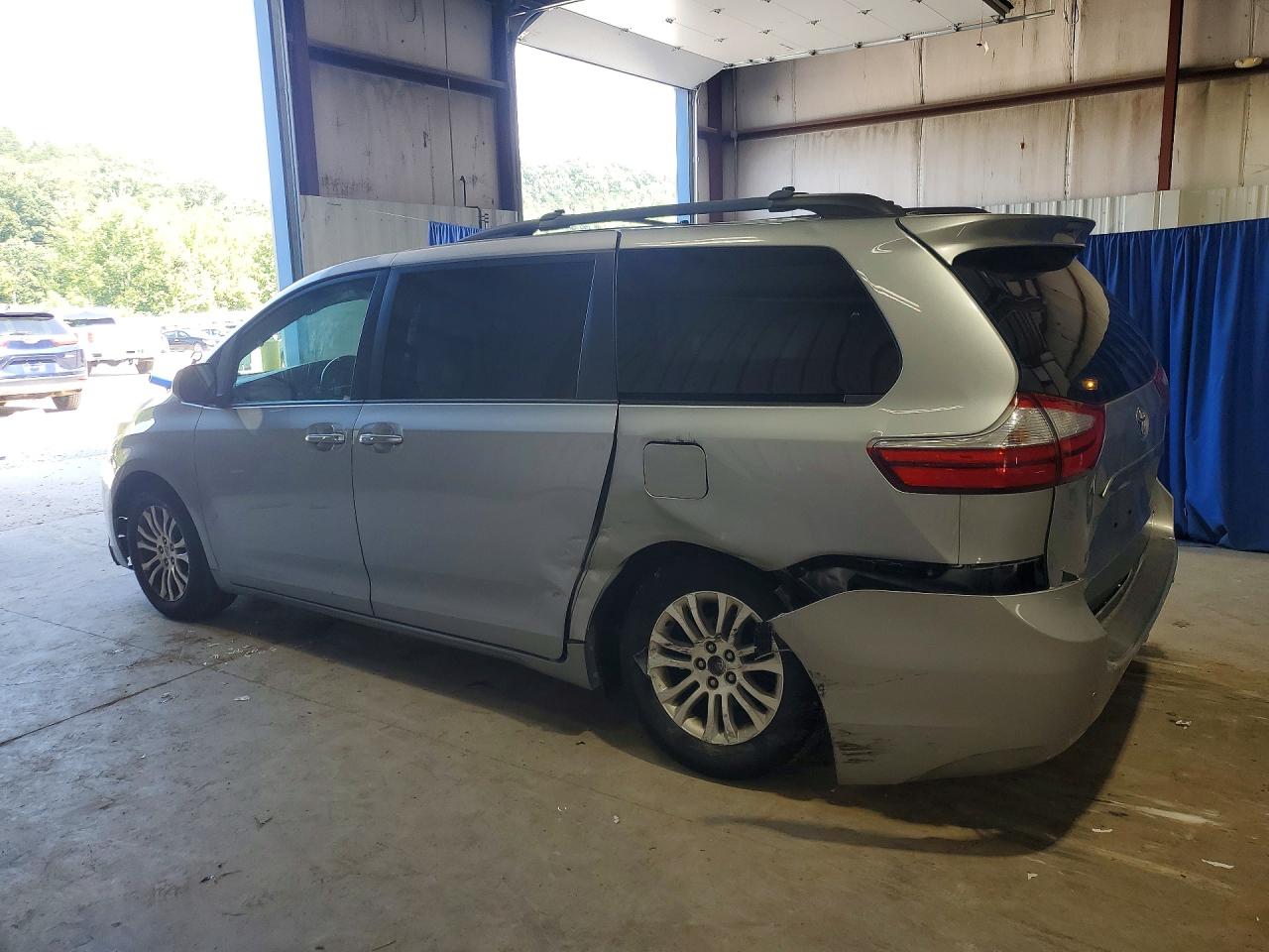 2015 TOYOTA SIENNA XLE 8-PASSENGER — снимка 2