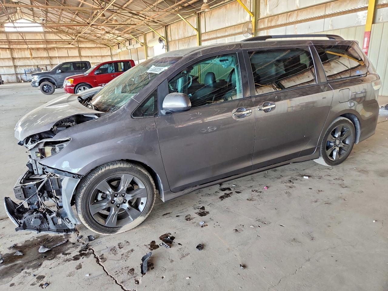 2016 TOYOTA SIENNA SE