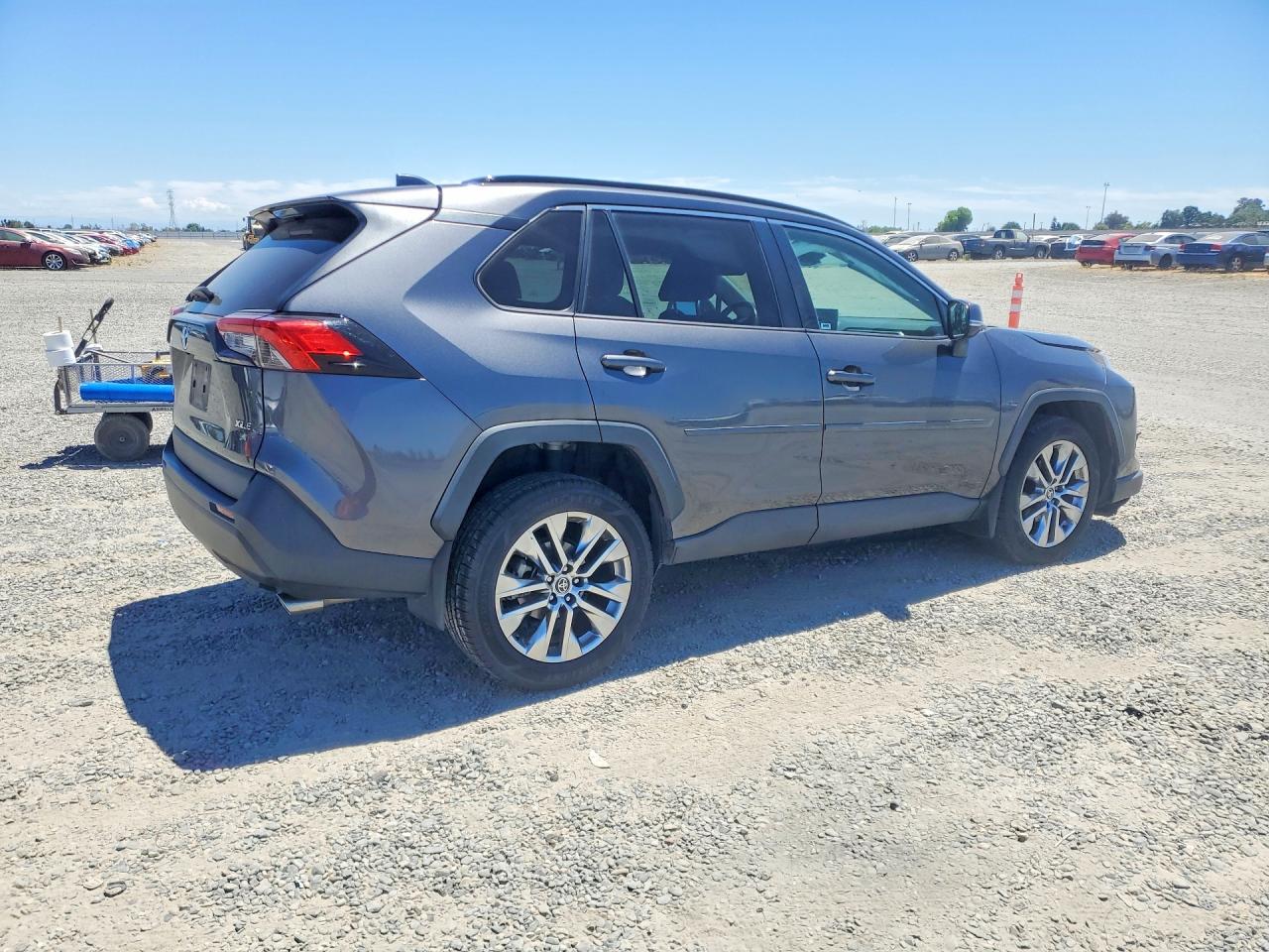 2022 TOYOTA RAV4 XLE PREMIUM — снимка 3