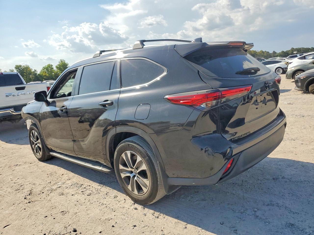 2023 TOYOTA HIGHLANDER XLE — снимка 2