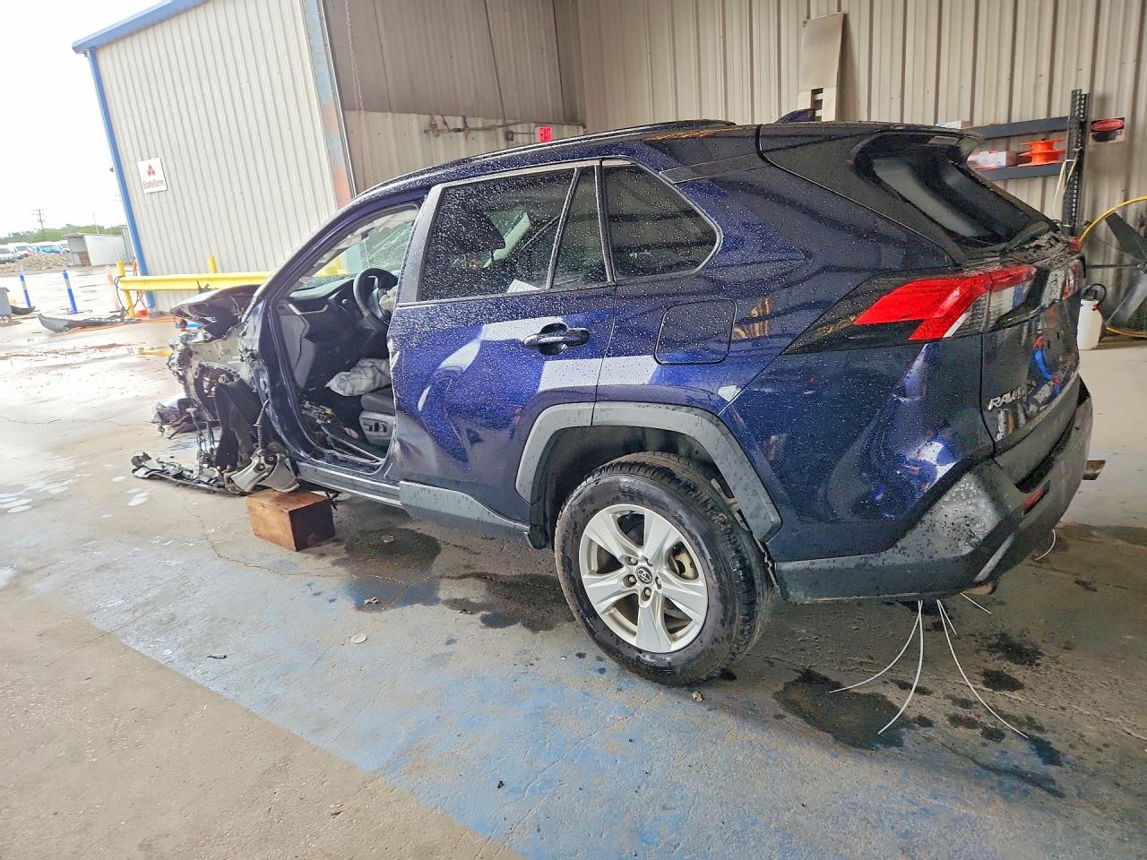2021 TOYOTA RAV4 XLE — снимка 2