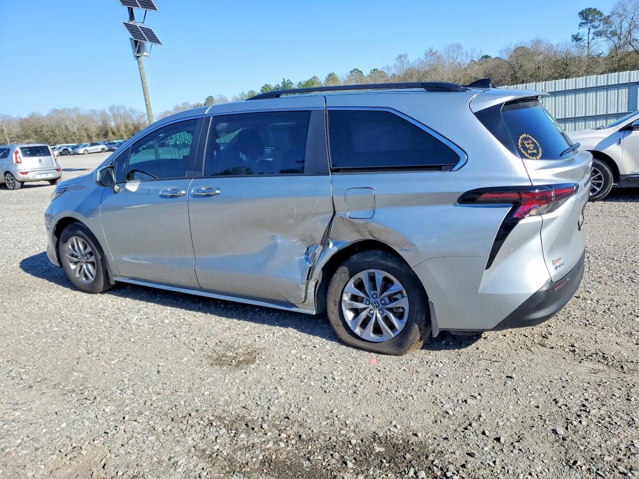 2025 TOYOTA SIENNA XLE — снимка 2