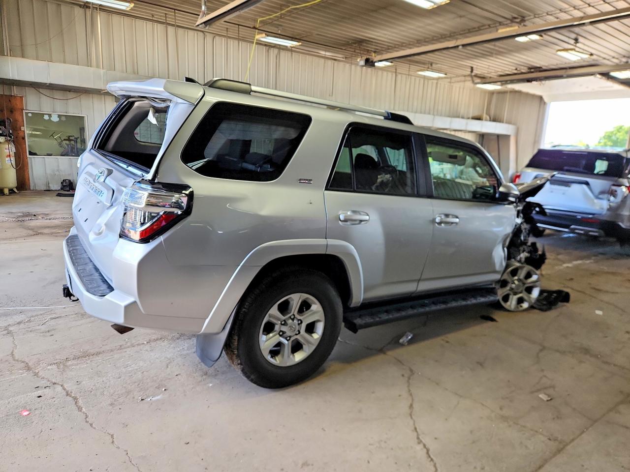 2024 TOYOTA 4RUNNER SR5 — снимка 3