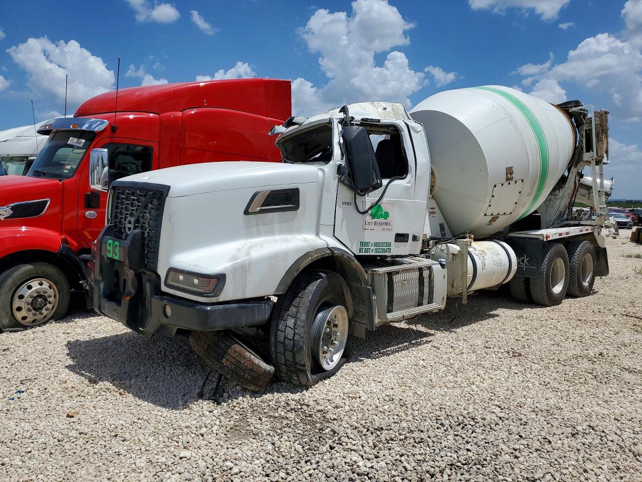 2023 VOLVO VHD