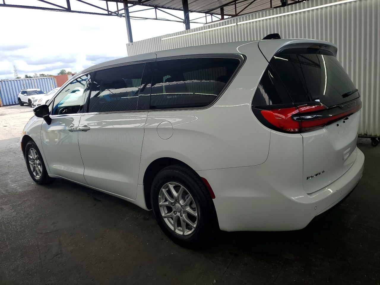 2027 CHRYSLER PACIFICA SELECT — photo 2