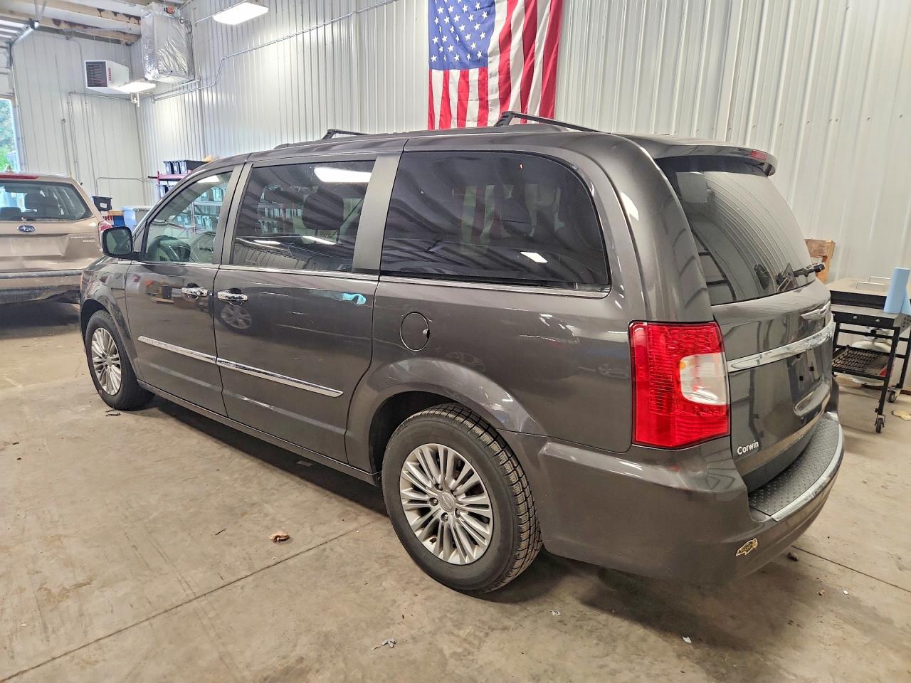 2015 CHRYSLER TOWN & COUNTRY TOURING L — снимка 2