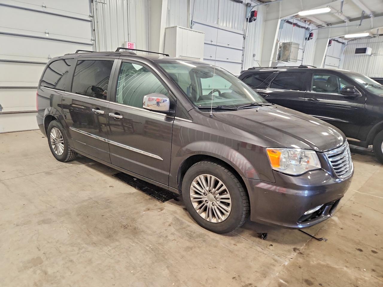 2015 CHRYSLER TOWN & COUNTRY TOURING L — снимка 4