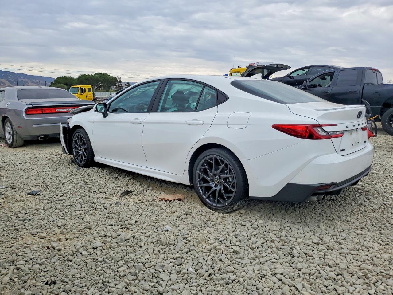 2025 TOYOTA CAMRY SE — снимка 2
