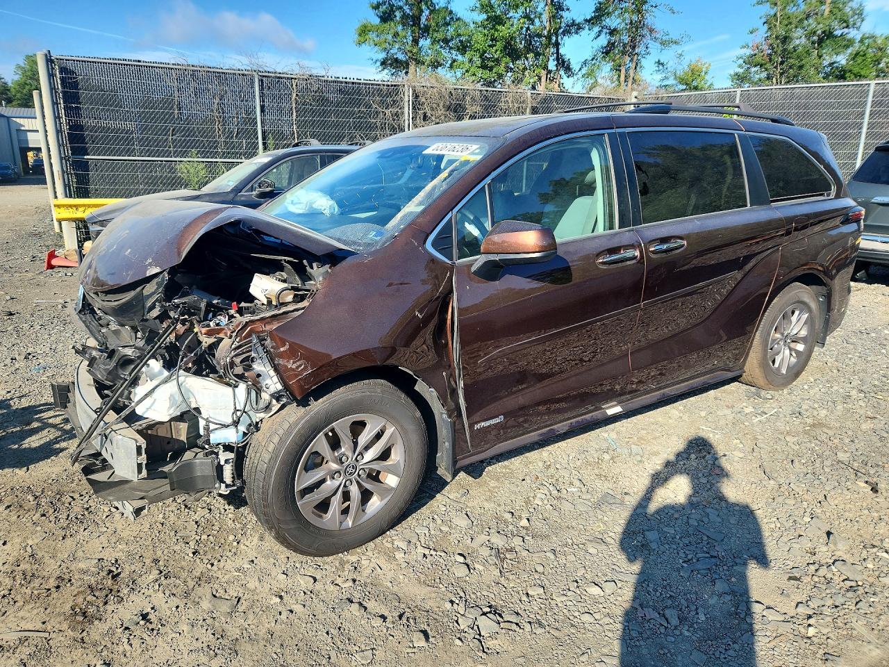 2021 TOYOTA SIENNA XLE