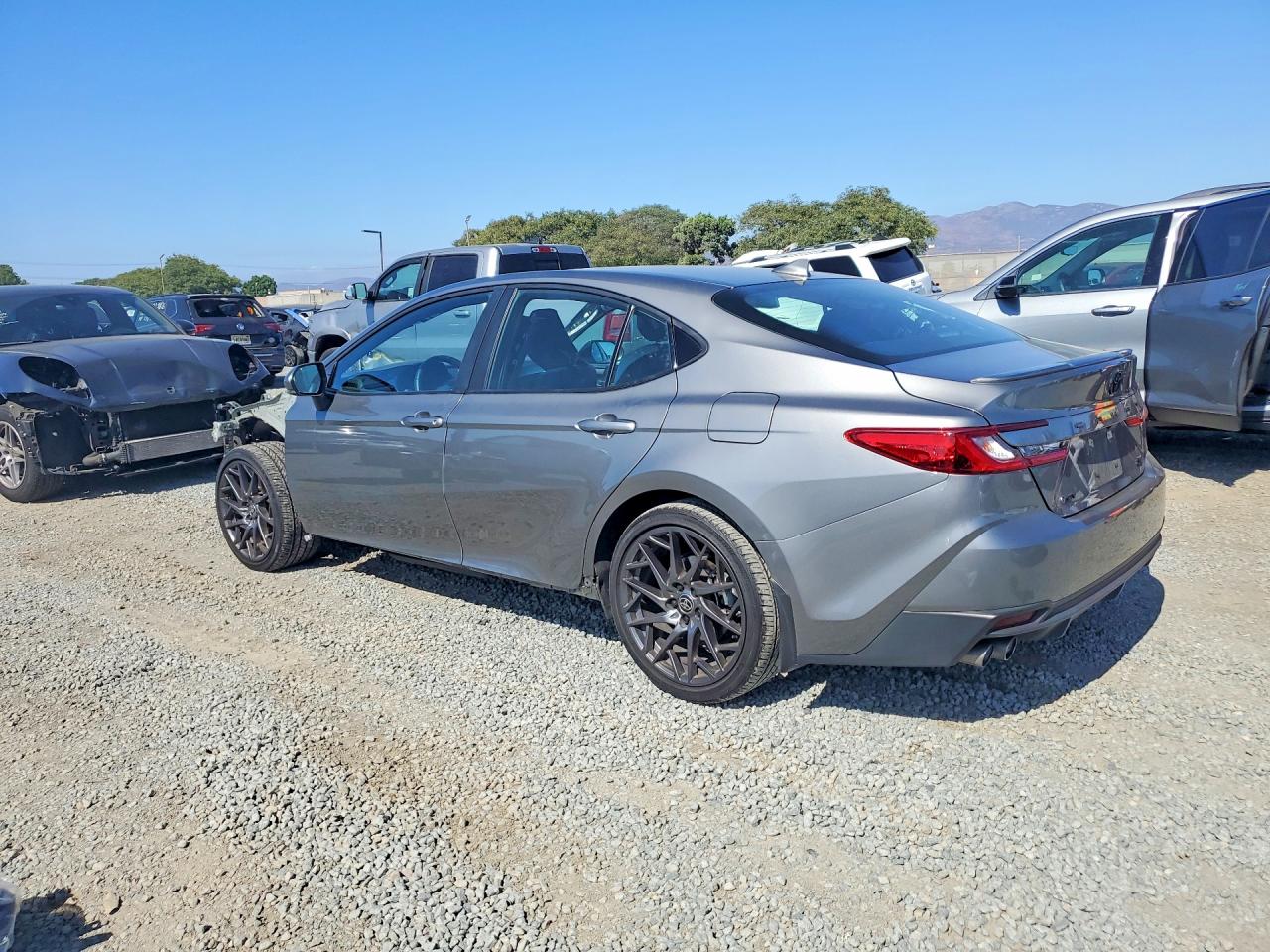 2025 TOYOTA CAMRY SE — снимка 2