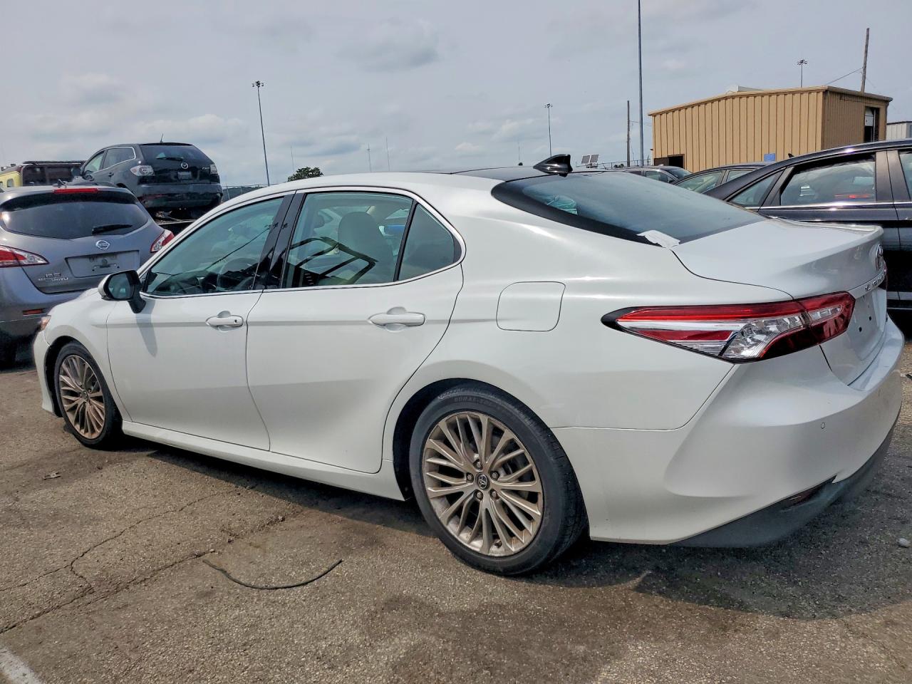 2019 TOYOTA CAMRY XLE — снимка 2