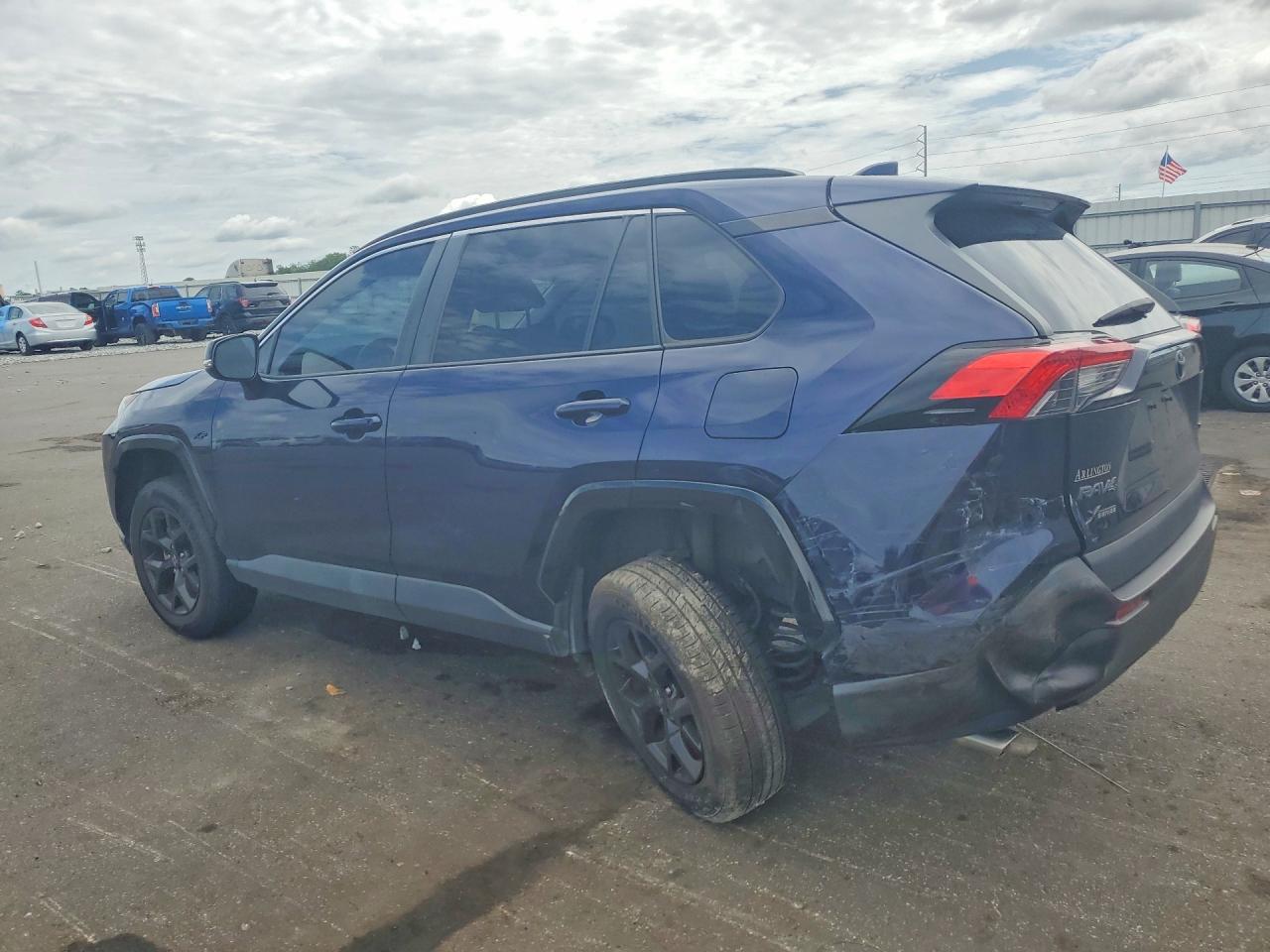 2021 TOYOTA RAV4 XLE — снимка 2