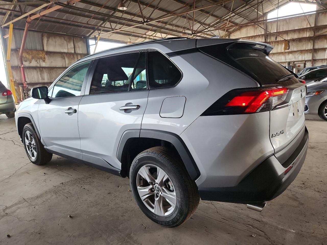 2025 TOYOTA RAV4 XLE — снимка 2