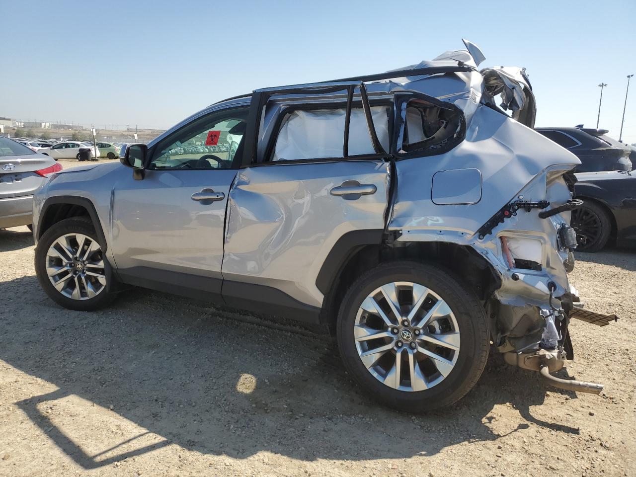2025 TOYOTA RAV4 XLE — снимка 2