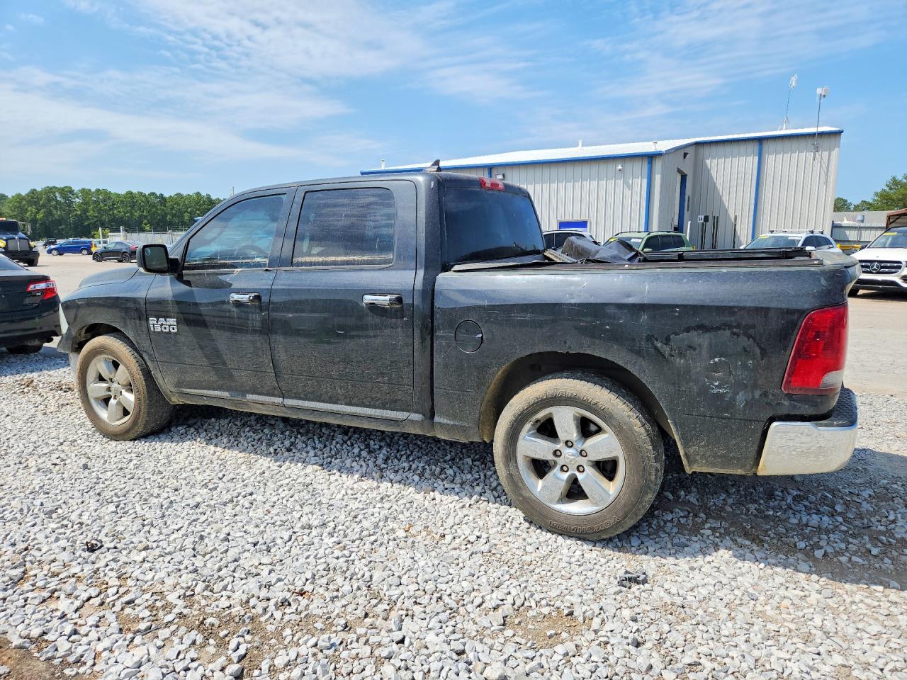 2017 RAM 1500 SLT — снимка 2