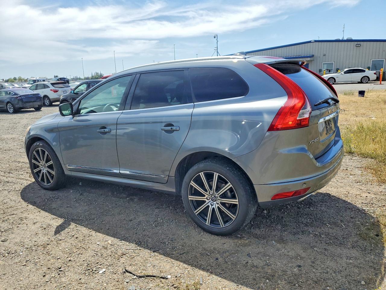 2016 VOLVO XC60 T5 PLATINUM — снимка 2