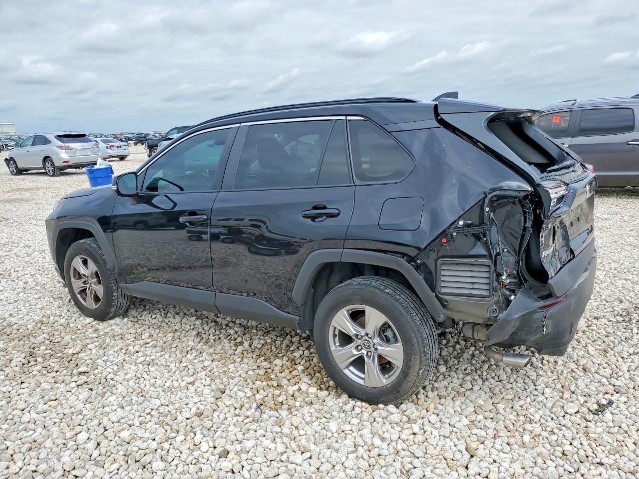 2023 TOYOTA RAV4 XLE — снимка 2