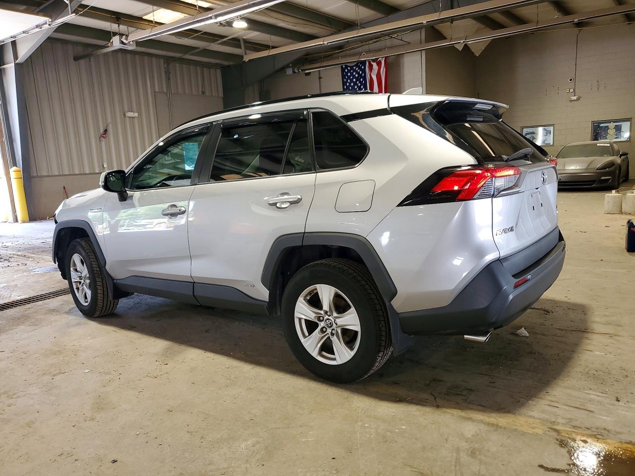 2019 TOYOTA RAV4 HYBRID XLE — снимка 2