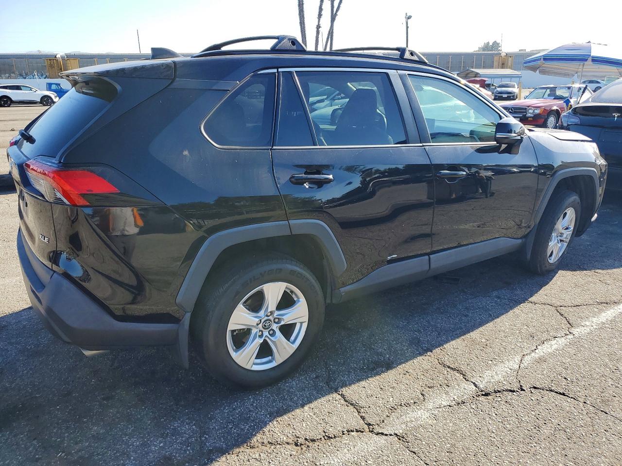 2020 TOYOTA RAV4 XLE — снимка 3