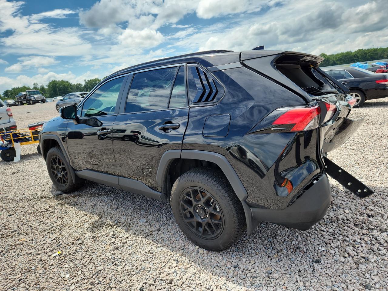 2025 TOYOTA RAV4 XLE — снимка 2