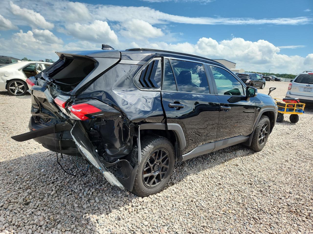 2025 TOYOTA RAV4 XLE — снимка 3