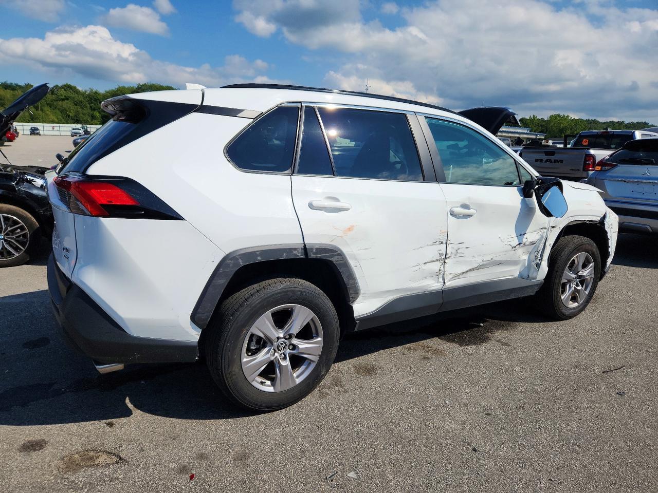 2025 TOYOTA RAV4 XLE — снимка 3