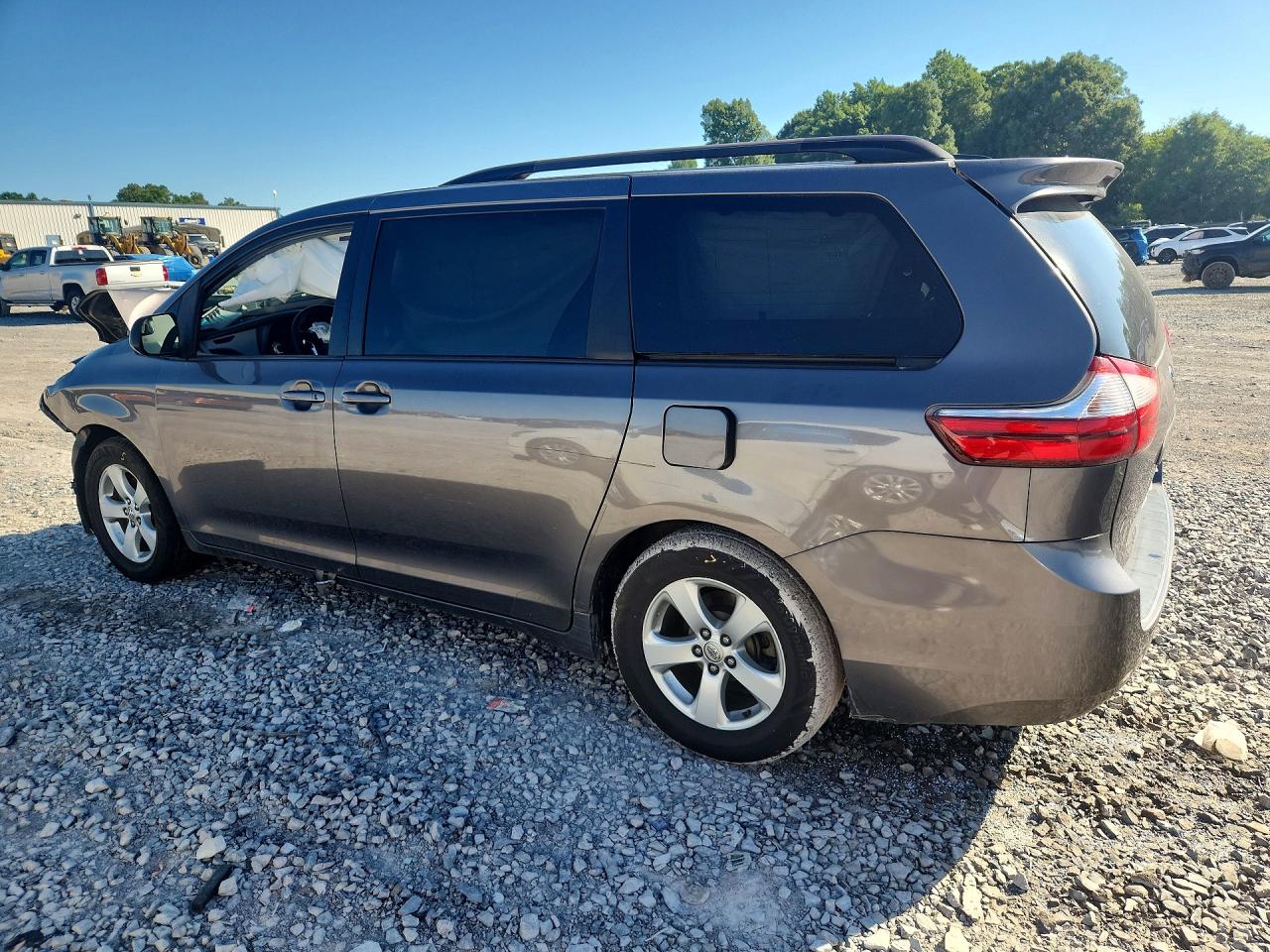 2017 TOYOTA SIENNA LE — снимка 2