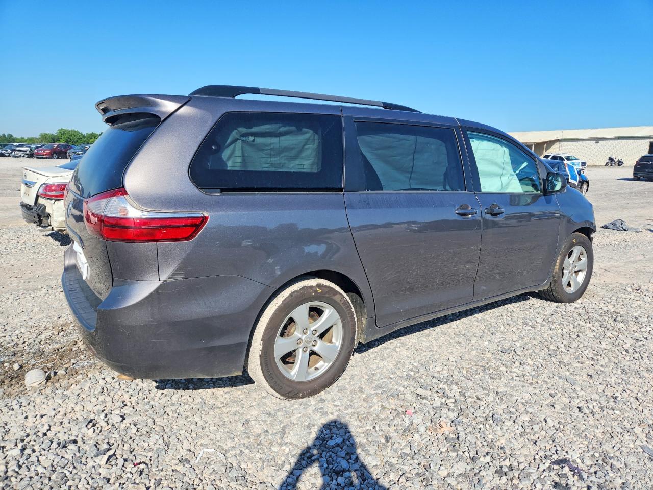 2017 TOYOTA SIENNA LE — снимка 3