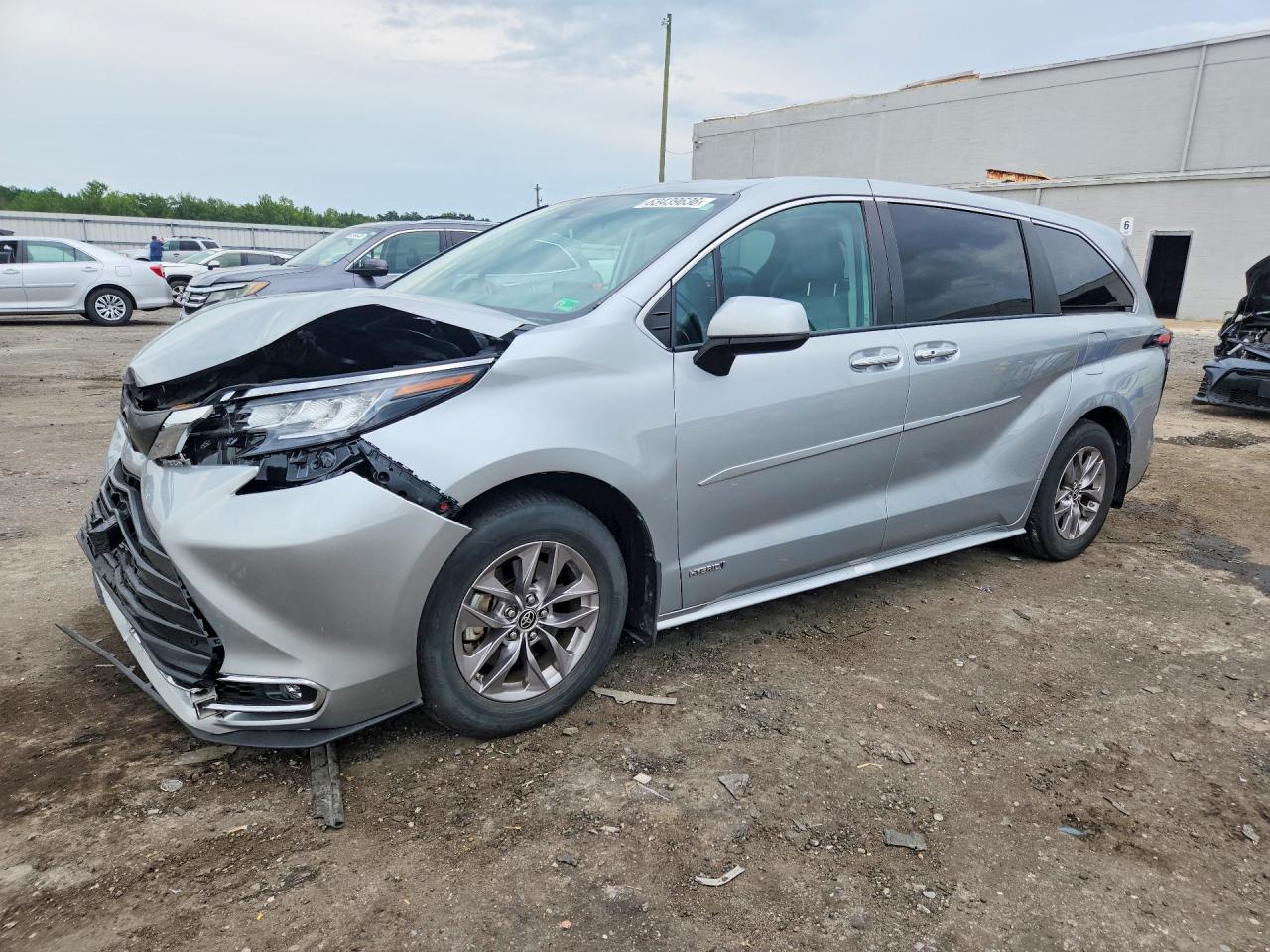 2021 TOYOTA SIENNA XLE