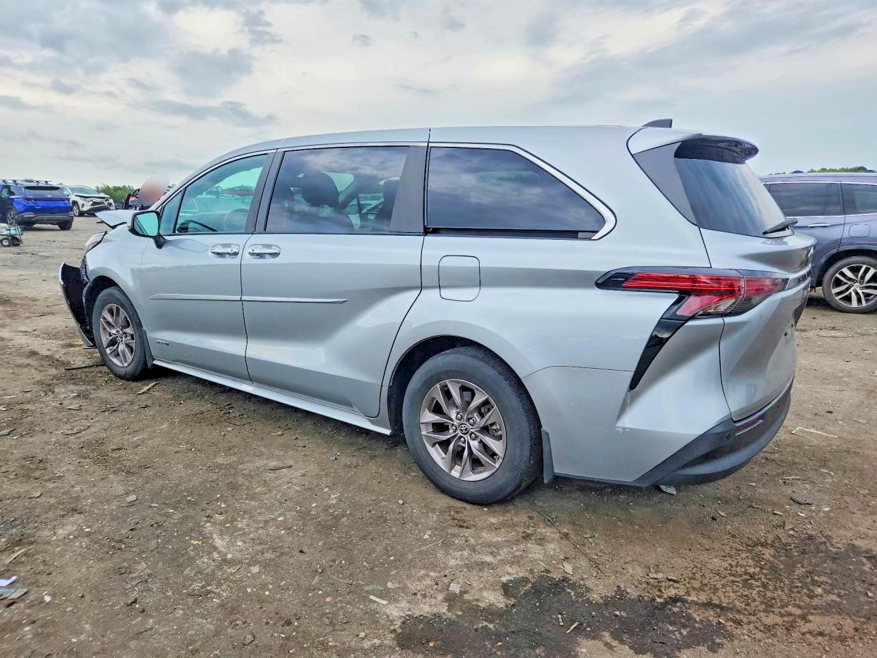 2021 TOYOTA SIENNA XLE — снимка 2