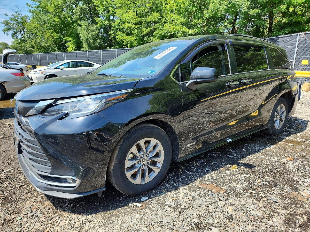 2021 TOYOTA SIENNA XLE