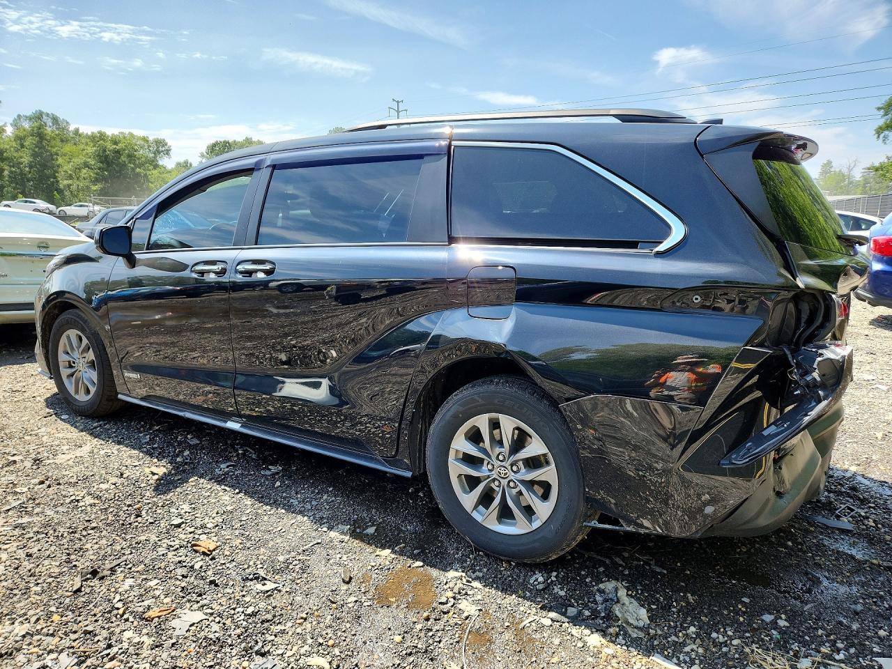 2021 TOYOTA SIENNA XLE — снимка 2