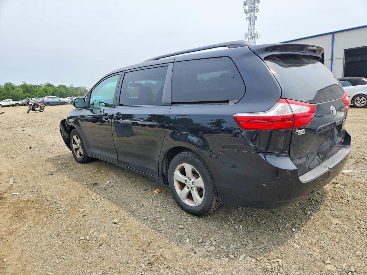 2016 TOYOTA SIENNA LE — снимка 2