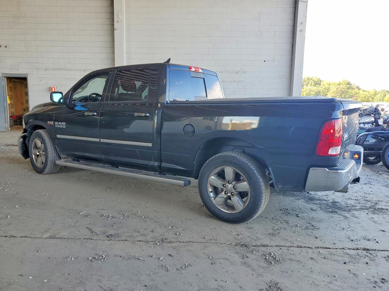 2017 RAM 1500 SLT — снимка 2