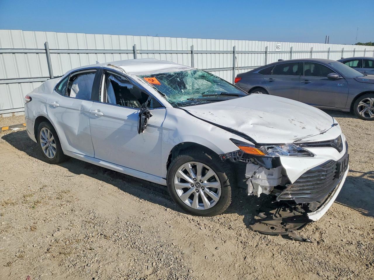 2020 TOYOTA CAMRY LE — снимка 4