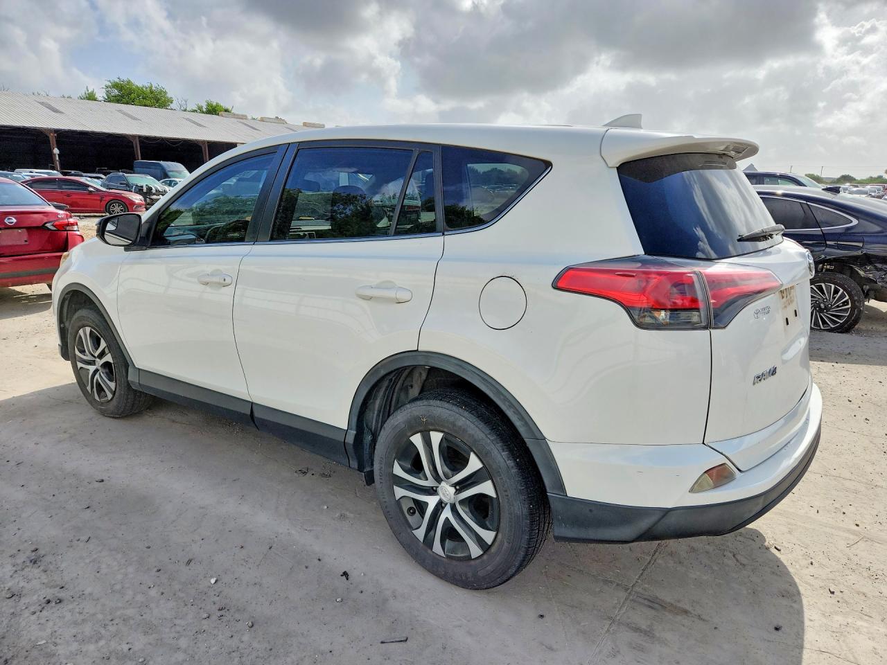 2018 TOYOTA RAV4 LE — снимка 2