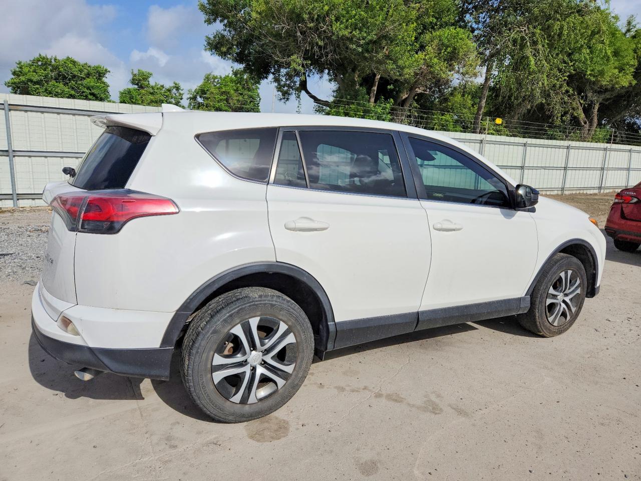 2018 TOYOTA RAV4 LE — снимка 3