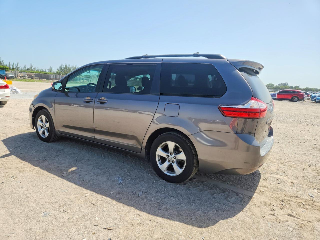 2017 TOYOTA SIENNA LE — снимка 2