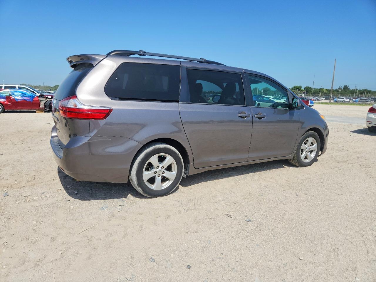 2017 TOYOTA SIENNA LE — снимка 3