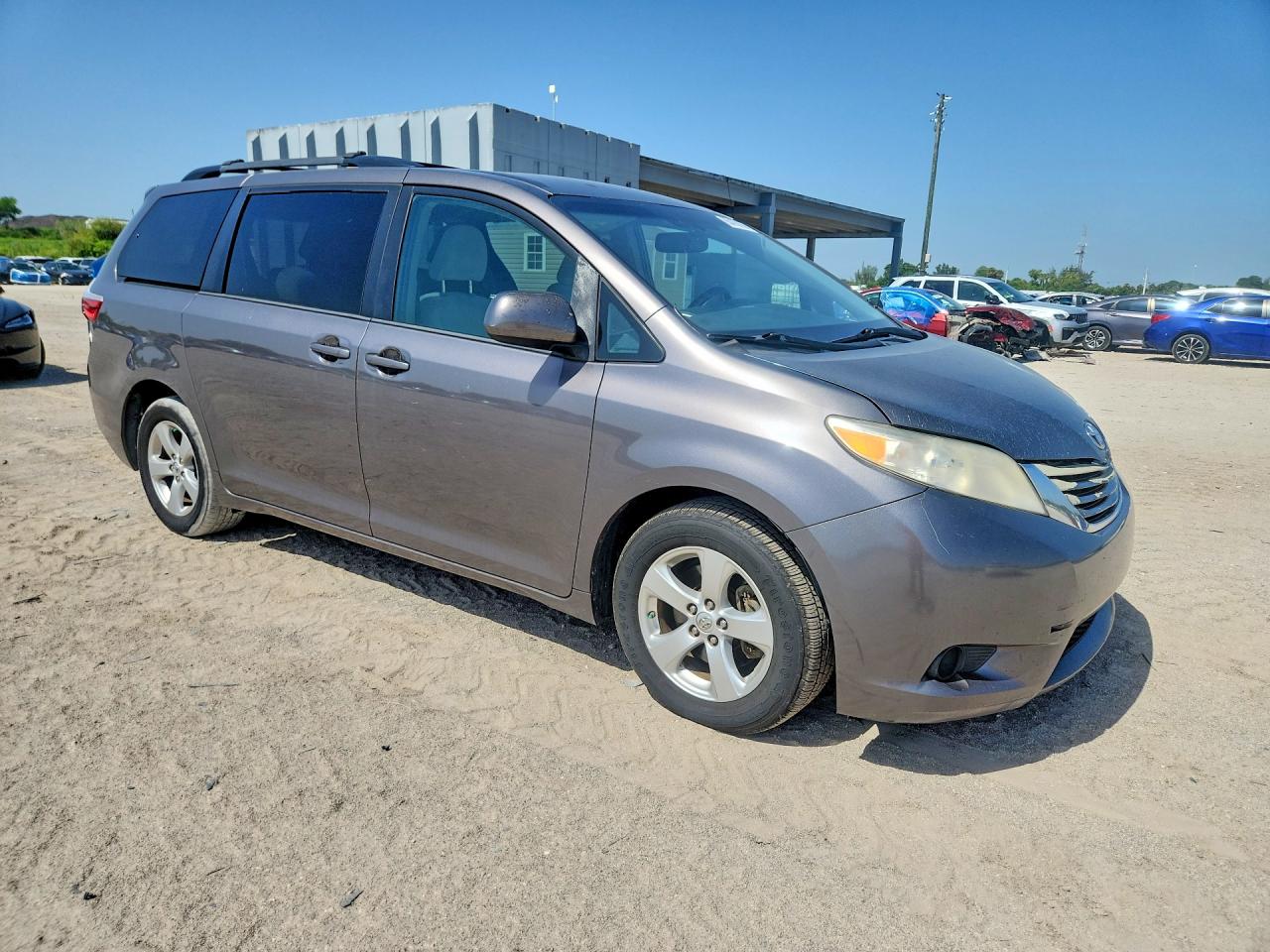 2017 TOYOTA SIENNA LE — снимка 4
