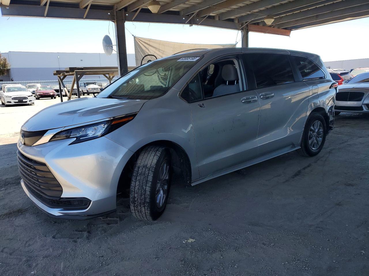2022 TOYOTA SIENNA LE