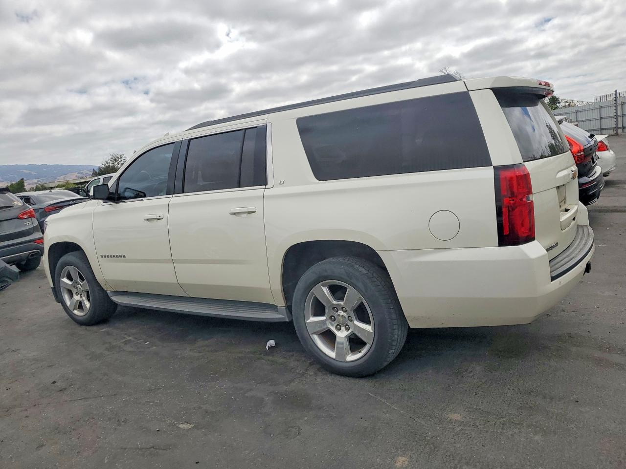 2015 CHEVROLET SUBURBAN K1500 LT — снимка 2