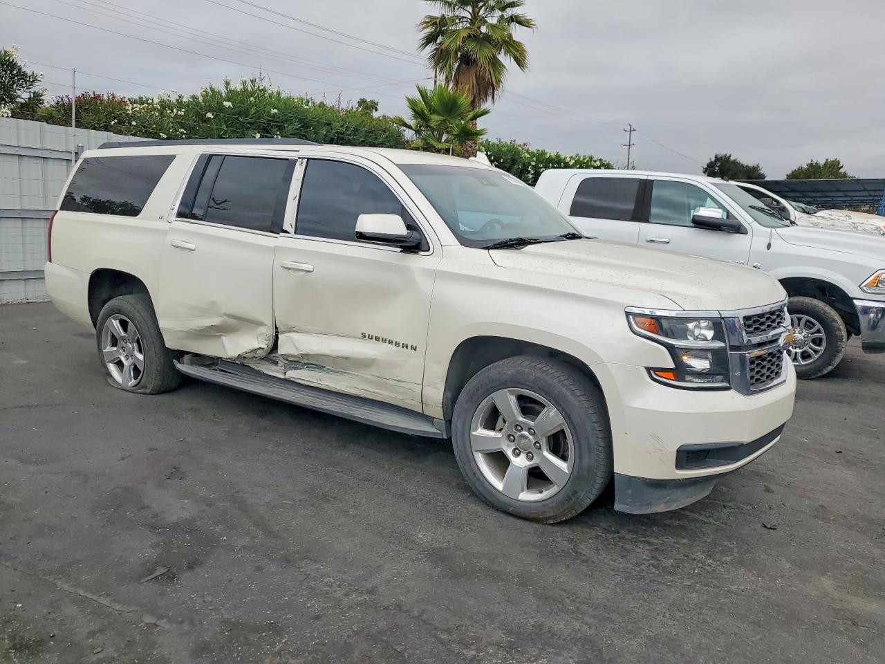 2015 CHEVROLET SUBURBAN K1500 LT — снимка 4