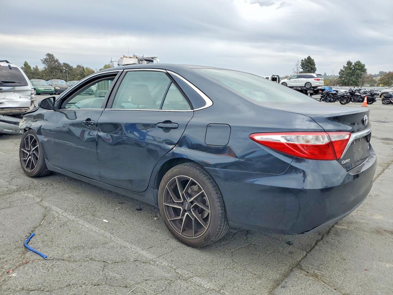 2015 TOYOTA CAMRY LE — снимка 2