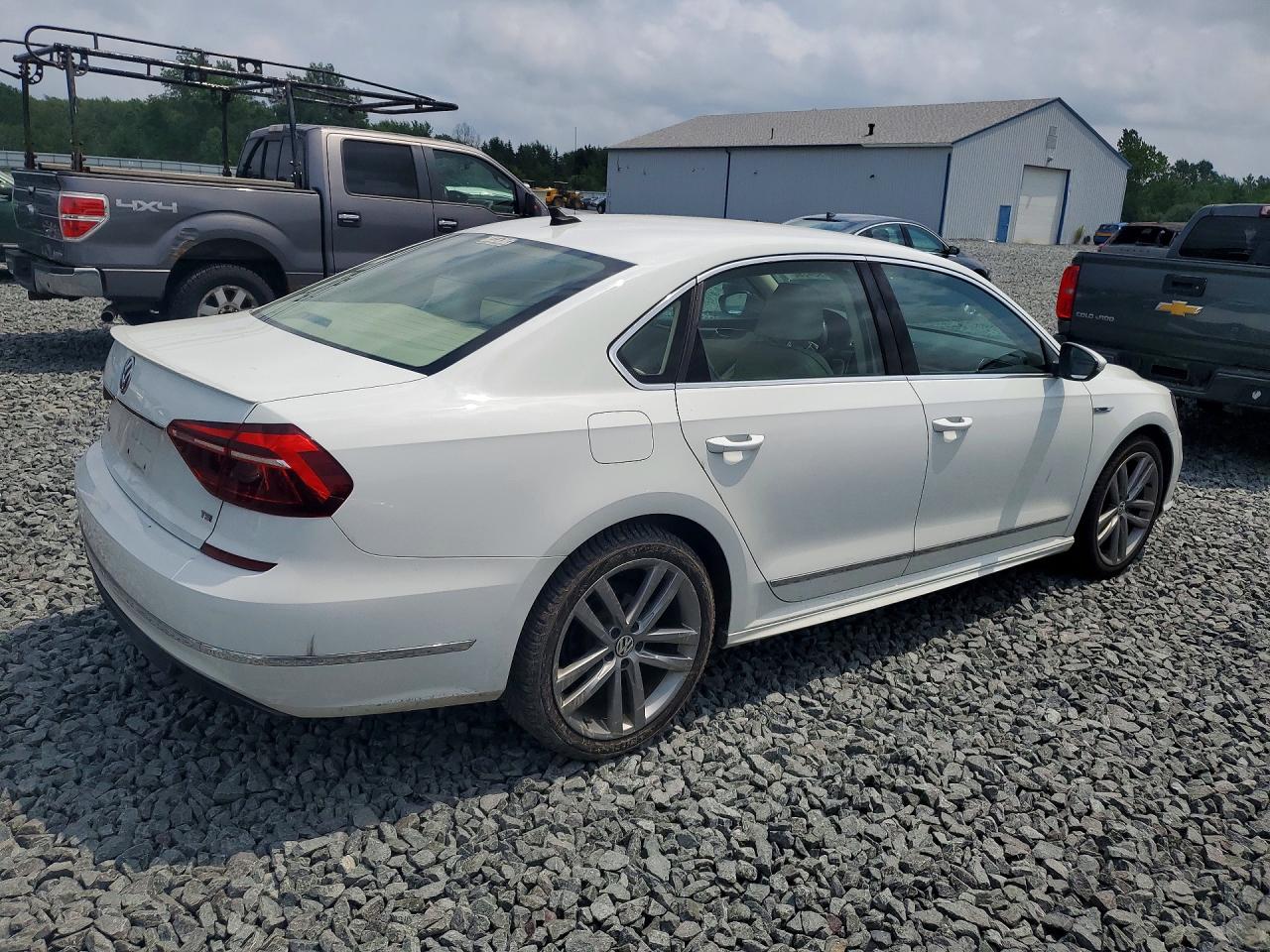 2017 VOLKSWAGEN PASSAT R-LINE — снимка 3