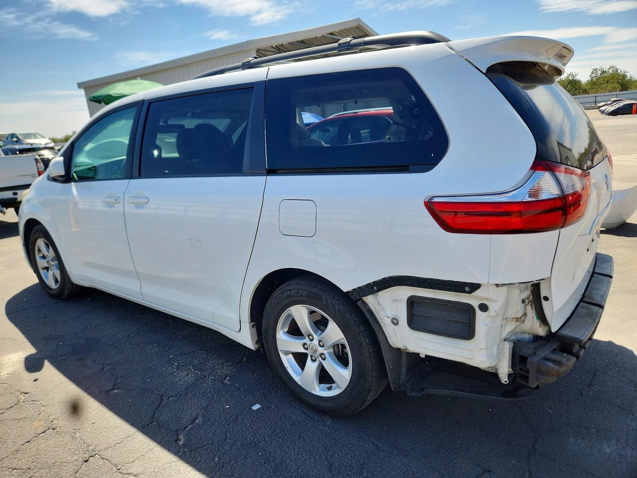 2017 TOYOTA SIENNA LE — снимка 2