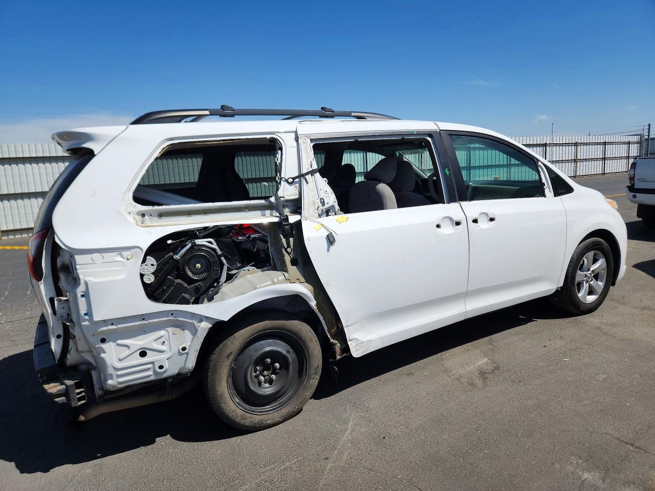 2017 TOYOTA SIENNA LE — снимка 3